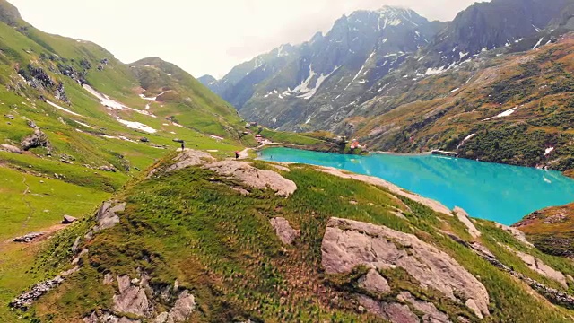 航拍:飞过山顶上几个徒步旅行者的头顶视频素材