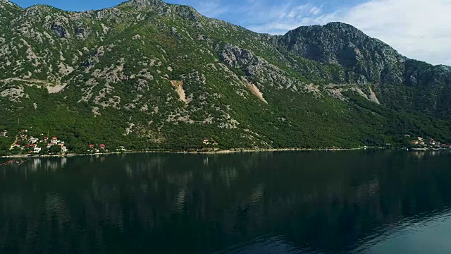 鸟瞰科托尔湾附近的山路及沿岸村庄视频素材