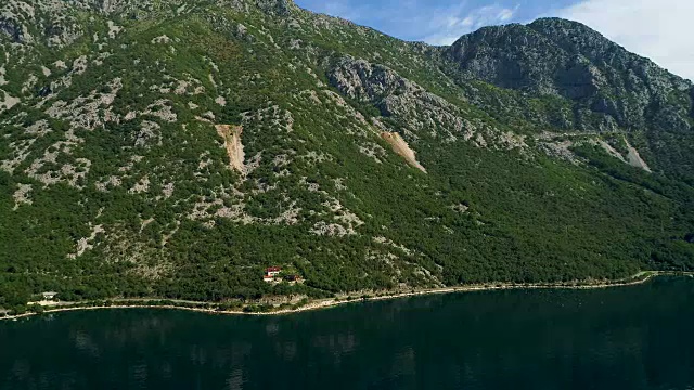 鸟瞰科托尔湾附近的山路及沿岸村庄视频素材