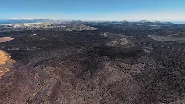 270度空中全景图的火山峡谷提曼法亚国家公园和蒙大拿布兰卡，兰萨罗特，加那利群岛，西班牙视频素材