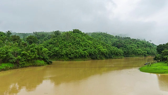 浑河在农村地区与热带山脉背景，浑河溪流，时间流逝视频视频素材