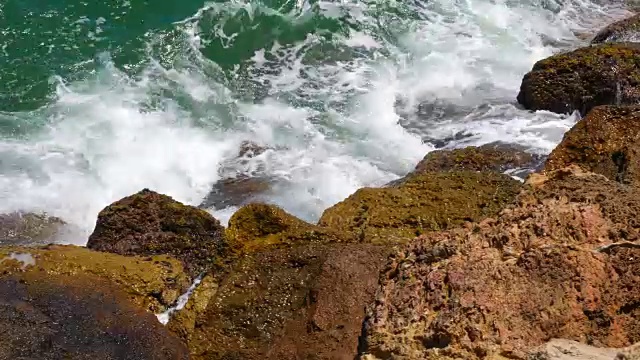 海浪拍打着岸边的巨石视频素材