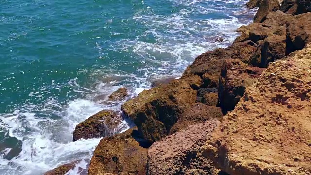 浪花拍打着岸边的岩石视频素材