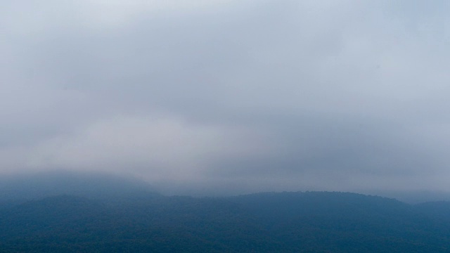 雨后有雾的山区风景，泰国北部视频素材