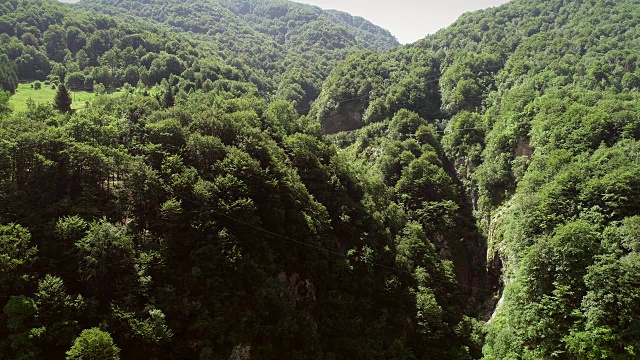 斯洛文尼亚高空滑索飞过森林的人的鸟瞰图视频素材