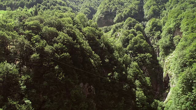 斯洛文尼亚高空滑索飞过森林的人的鸟瞰图视频素材