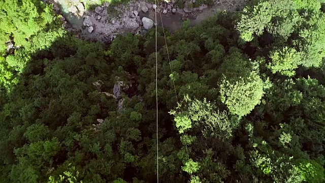 斯洛文尼亚高空索道上一个人在森林上空的鸟瞰图。视频素材