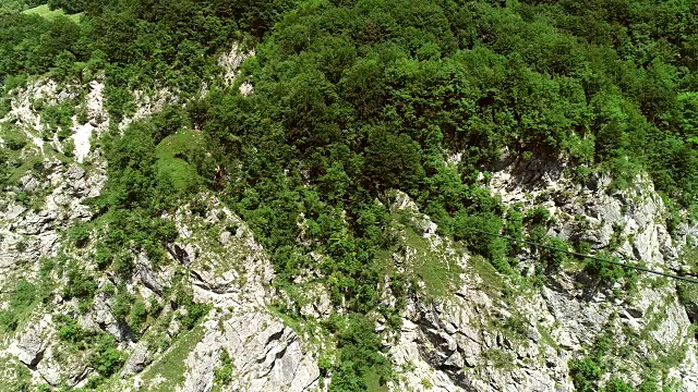 斯洛文尼亚高空索道上一个人在森林上空的鸟瞰图。视频素材