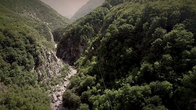 一对夫妇在斯洛文尼亚高空滑索森林上空的鸟瞰图。视频素材