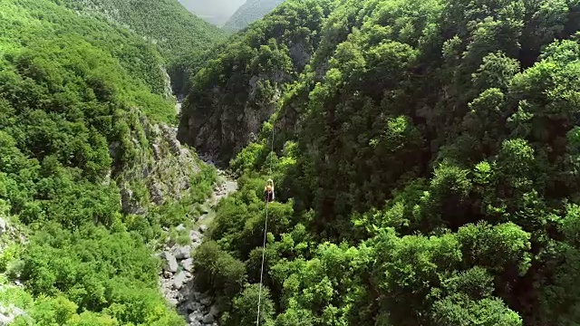 斯洛文尼亚高空索道上一个人在森林上空的鸟瞰图。视频素材