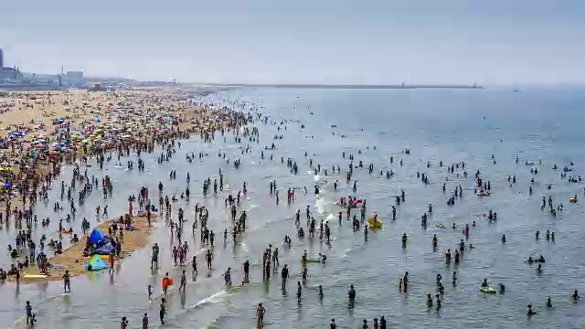 拥挤的海滩视频素材