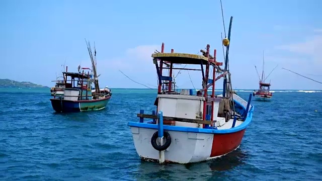 斯里兰卡蓝海上五颜六色的船。视频素材