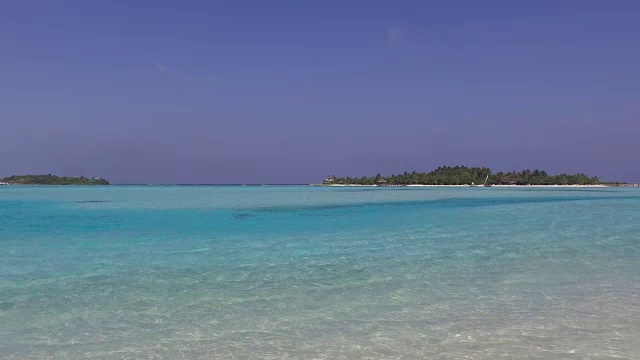 马尔代夫海滩上的蓝色海水泻湖视频素材