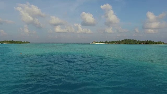 马尔代夫海滩上的蓝色海水泻湖视频素材