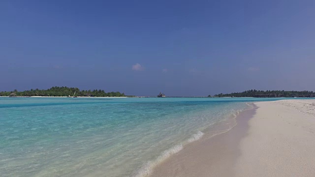 马尔代夫海滩上的蓝色海水泻湖视频素材