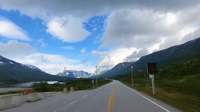 在挪威的路上驾驶汽车视频素材