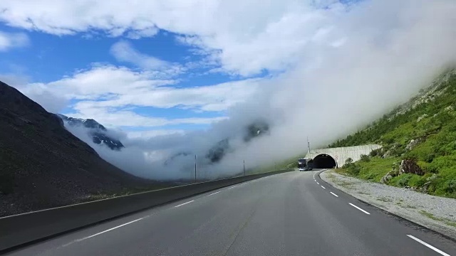 在挪威的路上驾驶汽车视频素材