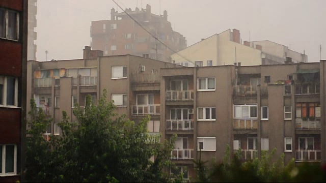 雨落在窗户上-雨落在窗户上视频素材