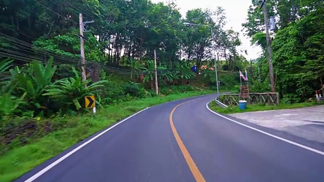 在热带的柏油路上骑车。在亚洲乘汽车和摩托车旅行。热带岛屿视频素材