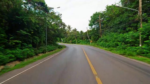 在柏油路上开车。旅行和旅游视频素材