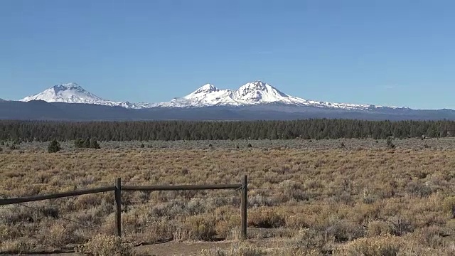 俄勒冈三姐妹火山缩小视频素材