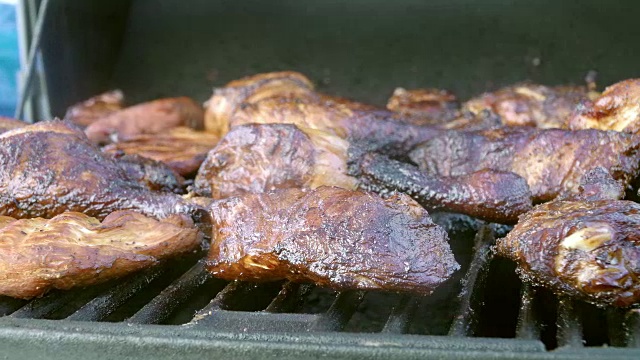 烤猪肉和鸡腿视频素材