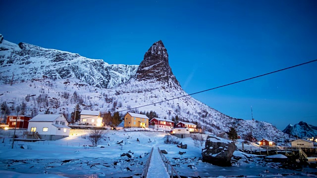 北欧村庄的时间流逝与北极光在海岸线上的雪谷视频素材