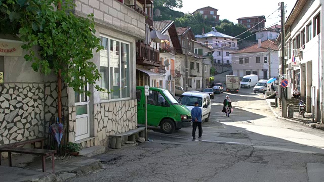 保加利亚罗多普山区里博诺沃村的中心街道上，只有几个人在散步视频素材