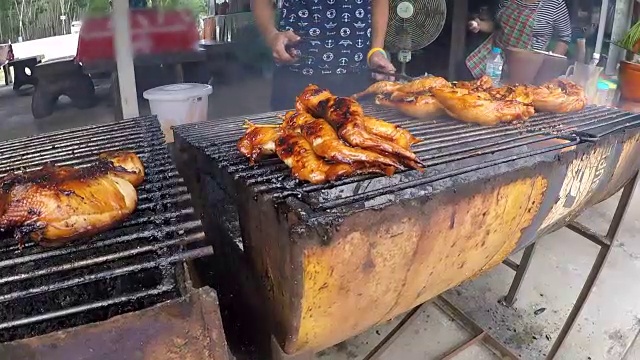 烧烤烤架上的有机鸡肉视频素材