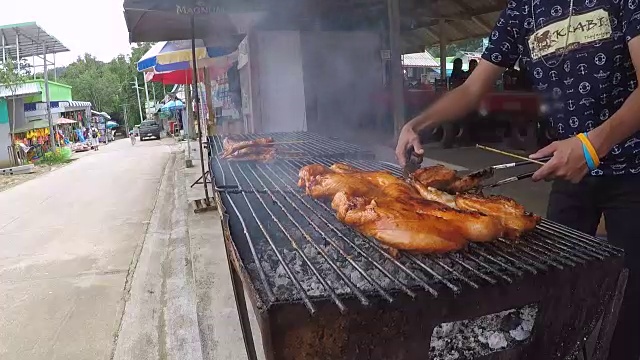 烧烤烤架上的有机鸡肉视频素材