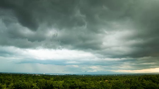 时间推移风暴天空的云与雨视频素材