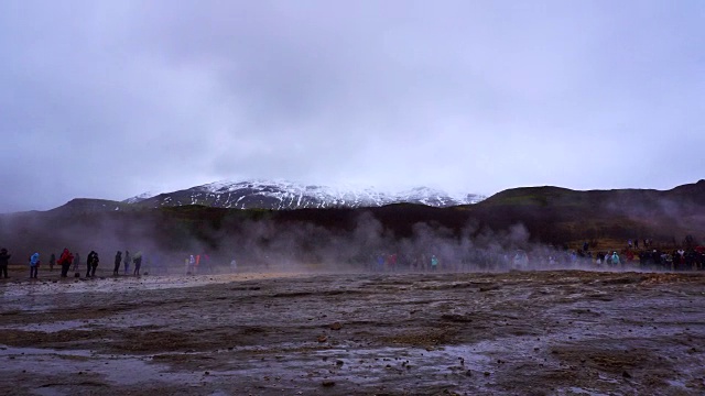 冰岛等待间歇泉爆发的人们视频素材