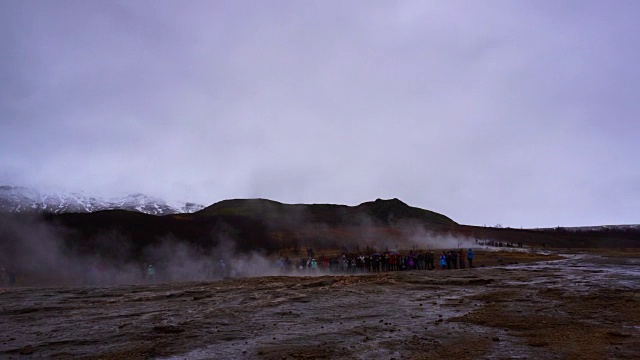 冰岛间歇泉爆炸的瞬间视频素材