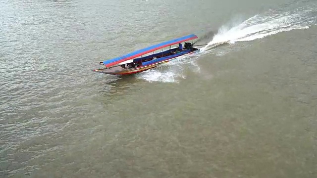 泰国曼谷卓普拉雅河上的长尾船。视频素材