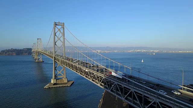 交通高峰时间行驶缓慢的海湾桥面旧金山视频素材