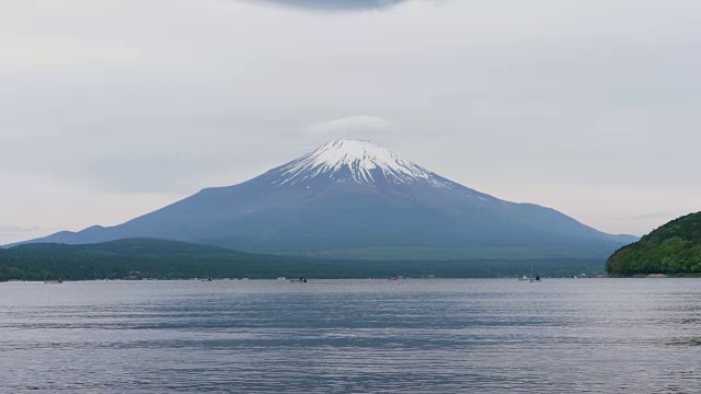 富士山上的山中湖视频素材