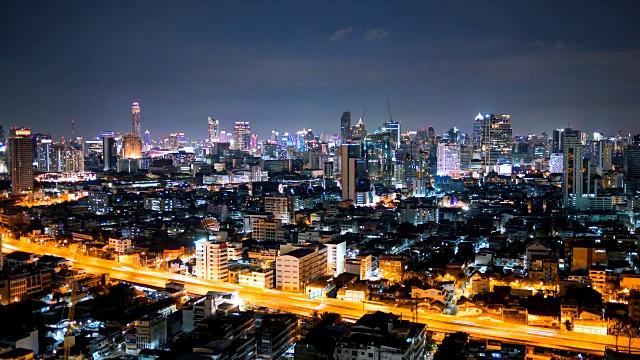 美丽的公路交通灯夜景全景在曼谷视频素材