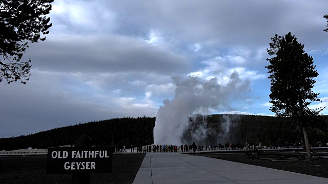 黄石公园游客观看老忠实火山喷发视频素材