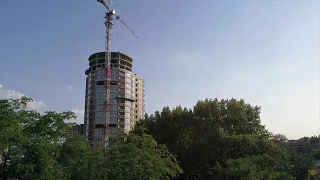 一座多层高楼的建设，一座塔吊的施工现场，一座现代化高层建筑的建设，一座城市的景观视频素材