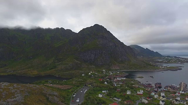 鸟瞰罗浮敦群岛的渔村A在午夜太阳在挪威视频素材