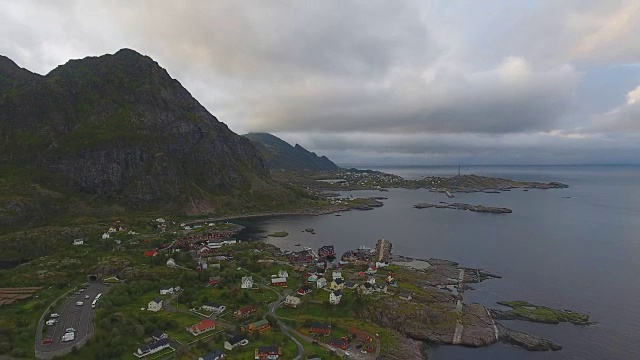 鸟瞰罗浮敦群岛的渔村A在午夜太阳在挪威视频素材