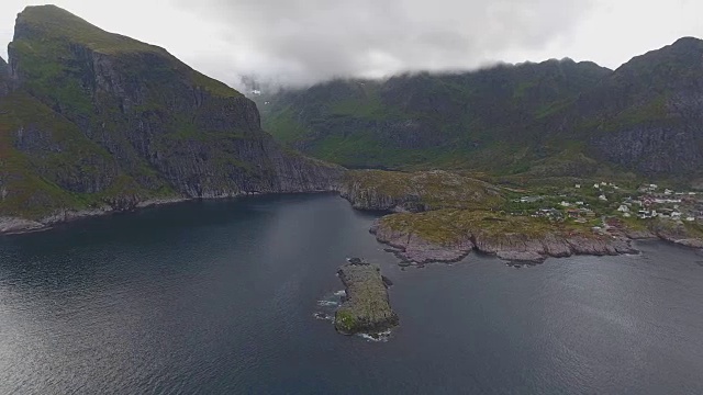 鸟瞰罗浮敦群岛的渔村A在午夜太阳在挪威视频素材