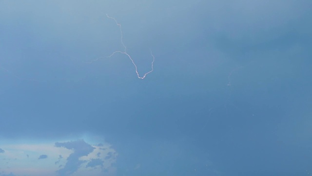 闪电划过天空。视频素材