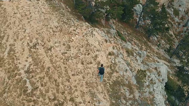 鸟瞰图男子背包徒步旅行视频素材