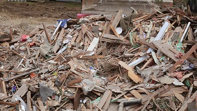 房屋被毁砖瓦、树枝、树枝、梁木等自然灾害结构、龙卷风视频素材