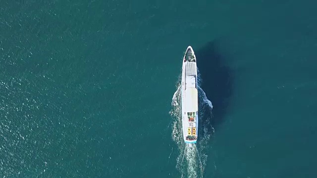 远海孤立的鸟瞰邮轮视频素材