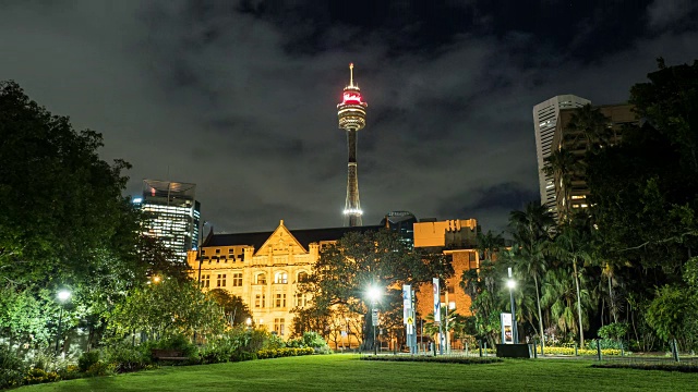 夜间悉尼塔(中心点塔)和城市建筑视频素材