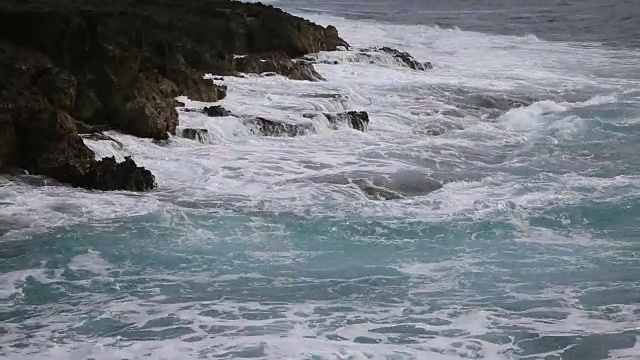 破碎的海浪和火山峭壁视频素材