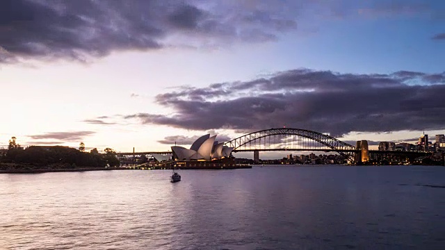 悉尼歌剧院、海港大桥和游轮夜景(澳大利亚悉尼)视频素材