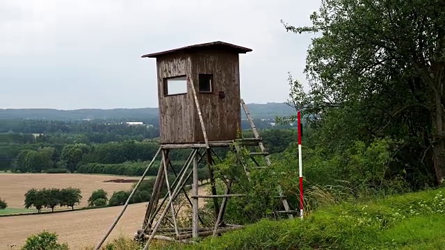 木制的瞭望塔，用于打猎。捷克共和国的田野和森林。农村景观。视频素材